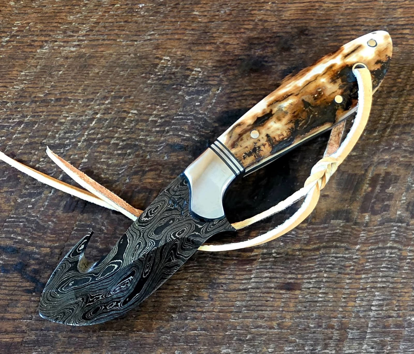 &nbsp;8" Custom Handmade Damascus Steel Hunting Knife - Premium Genuine Bone Handle Fixed Blade Gut-Hook Skinner Knife with Leather Lanyard